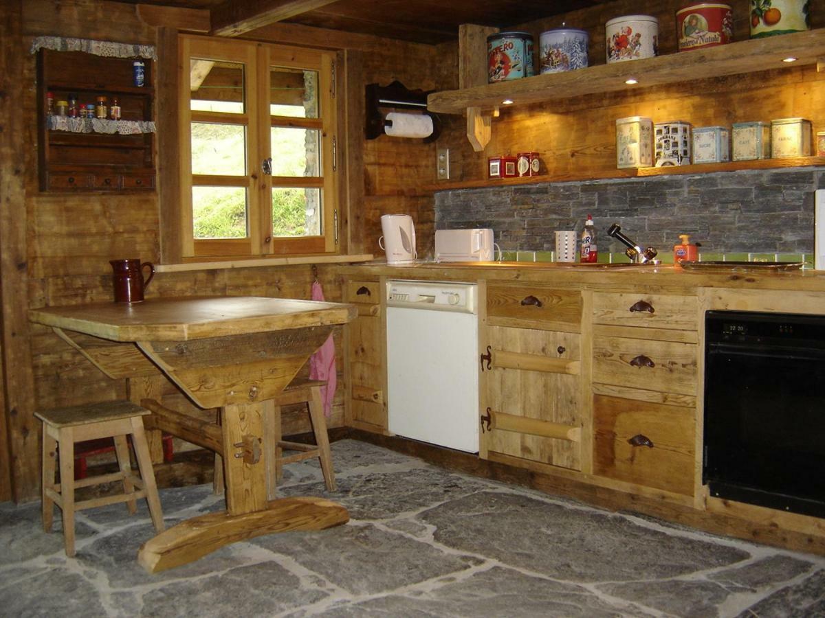 Reine Des Aravis - Chalet Isole Flumet Exterior photo