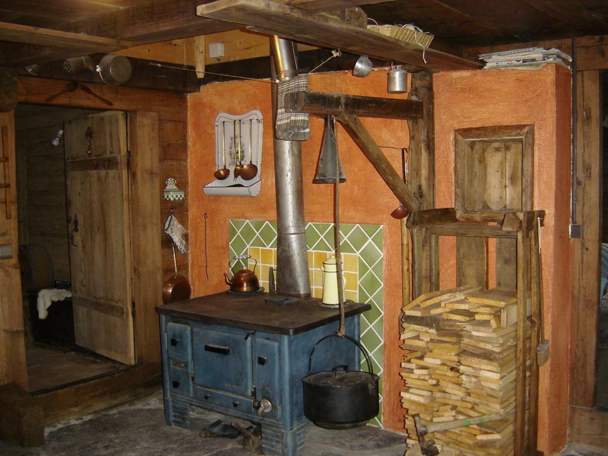 Reine Des Aravis - Chalet Isole Flumet Exterior photo